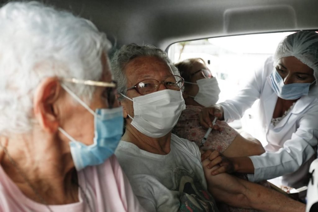 idosos recebem a segunda dose da coronavac, na segunda etapa de vacinação em goiânia, goiás