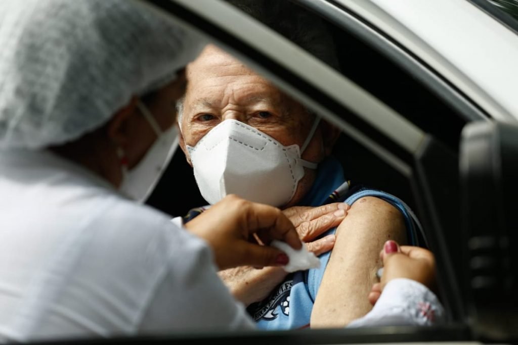 enfermeira aplica vacina em idosa em goiânia na segunda etapa de vacinação de pessoas acima de 85, em goiás