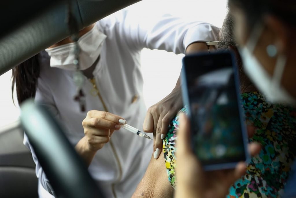 enfermeira aplica vacina em idosa em goiânia na segunda etapa de vacinação de pessoas acima de 85, em goiás