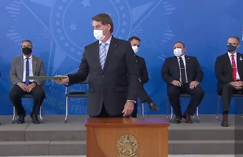 Bolsonaro usa máscara em cerimônia