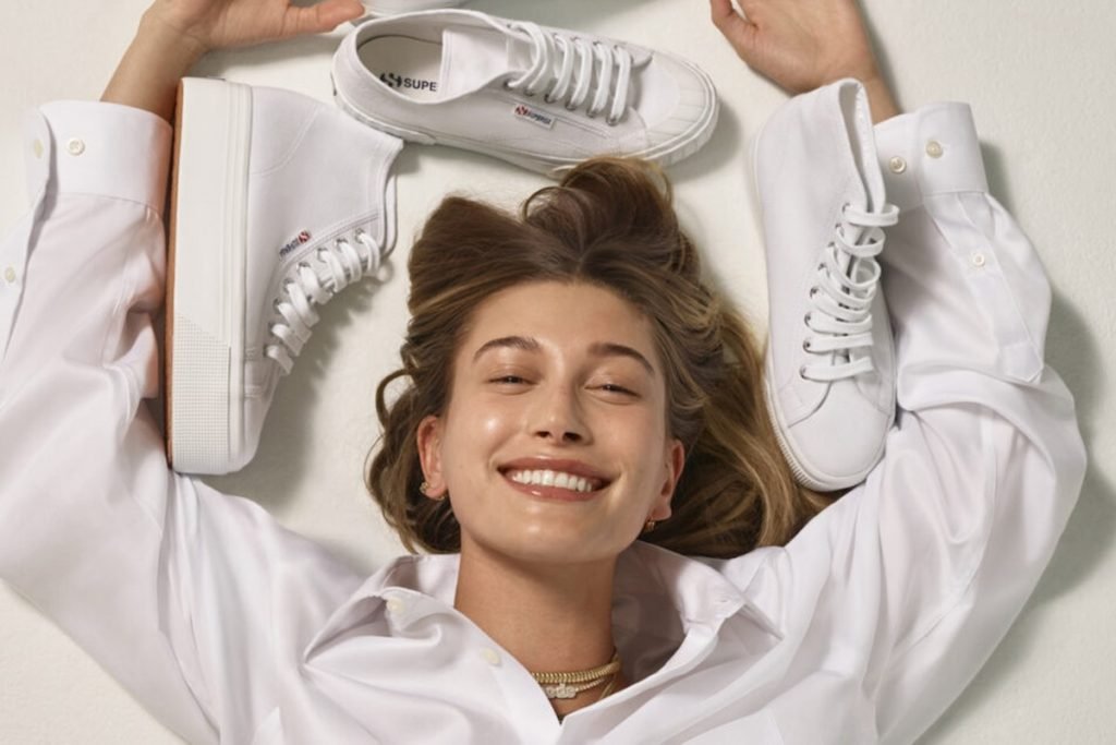 Hailey Bieber para Superga
