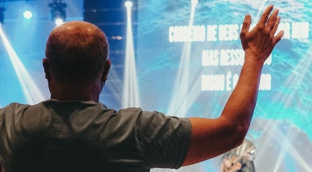 Fiel louvando em igreja