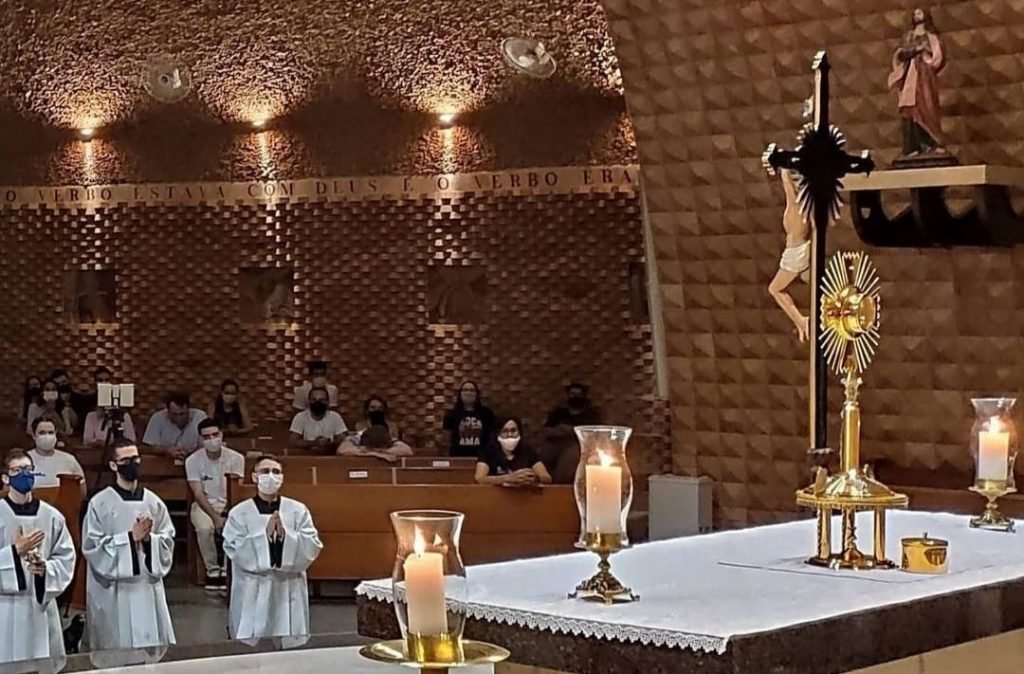 Padres e fieis em missa