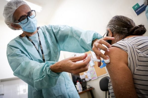 Vacinação de idosos de 74 anos no DF