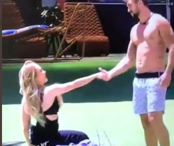 Carla pede Arthur em namoro