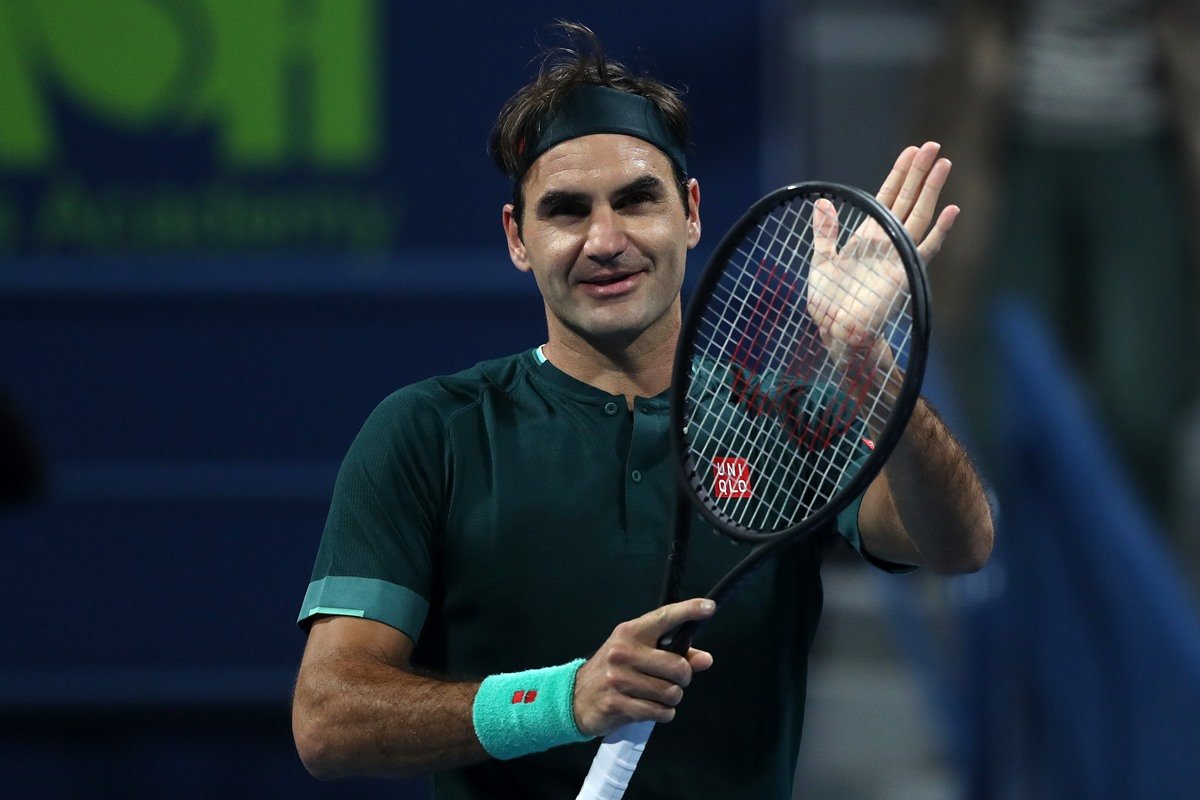 Tenista Roger Federer se detaca em partida de tênis em Dubai 