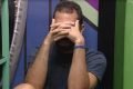 Gilberto sentado na despensa chorando - BBB21