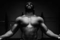 Homem sem camisa mostrando porte muscular - Metrópoles