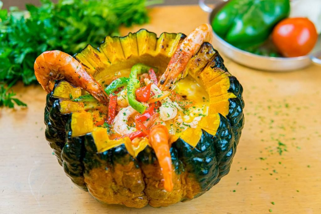 Abóbora moranga com camarões e caldo de verduras