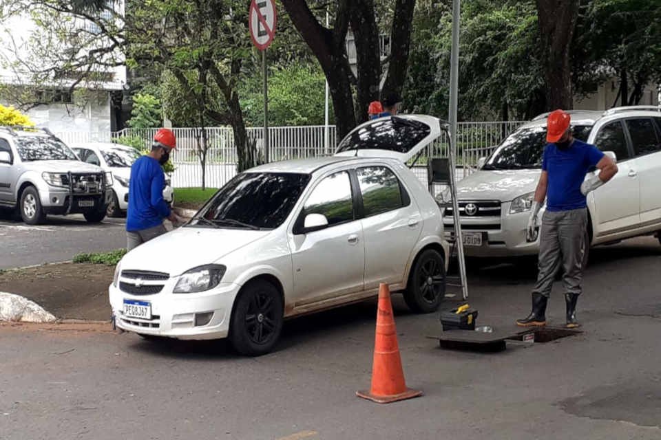 homens vestidos de funcionários da CEB