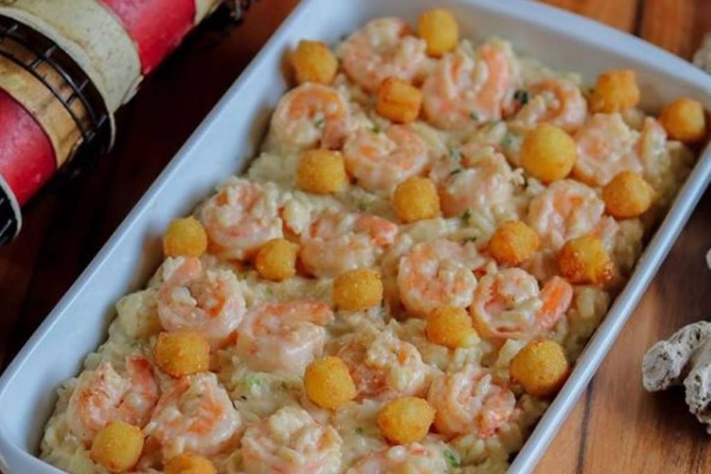 Prato com camarões, arroz cremoso e queijo coalho empanado