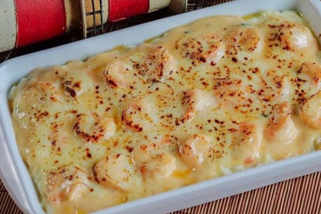 Prato com camarões e arroz cremoso gratinados