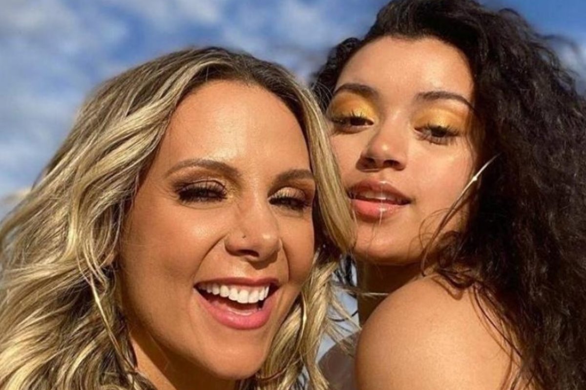 Filha de Carla Perez e Xanddy faz show nos EUA e ex-dançarina