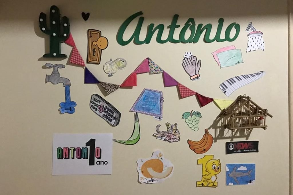 Decoração na parede do aniversário de antônio araújo frança foi de objetos da casa onde ele mora com a família. a mãe escolheu objetos que ele gosta