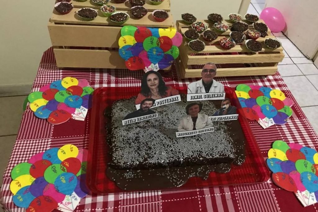 Bolo de aniversário de Antônio Araújo França, com decoração dos infectologistas que falam sobre a pandemia da Covid-19, na TV