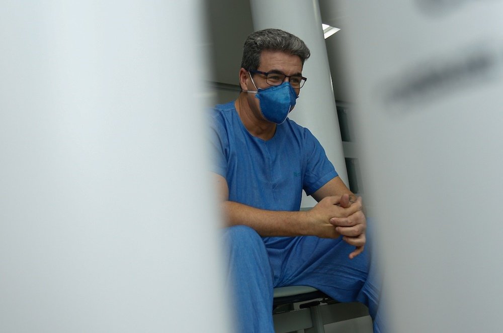 Médico intensivista Euler Sousa, que atua na linha de frente da Covid em Goiânia