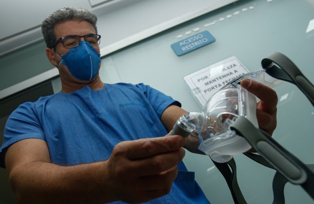 Médico intensivista Euler Sousa, que atua na linha de frente da Covid em Goiânia