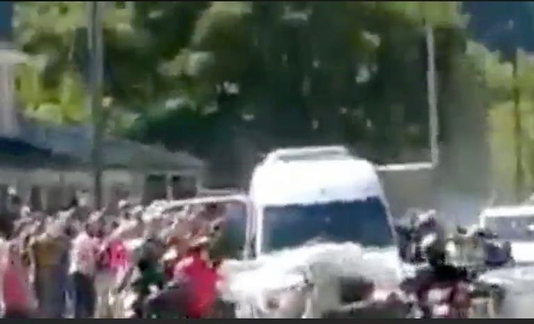 Comitiva de Alberto Fernández é atacada por manifestantes na Argentina