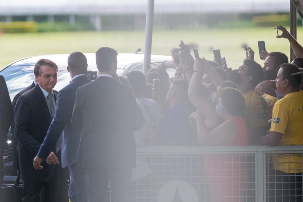 Bolsonaro com apoiadores
