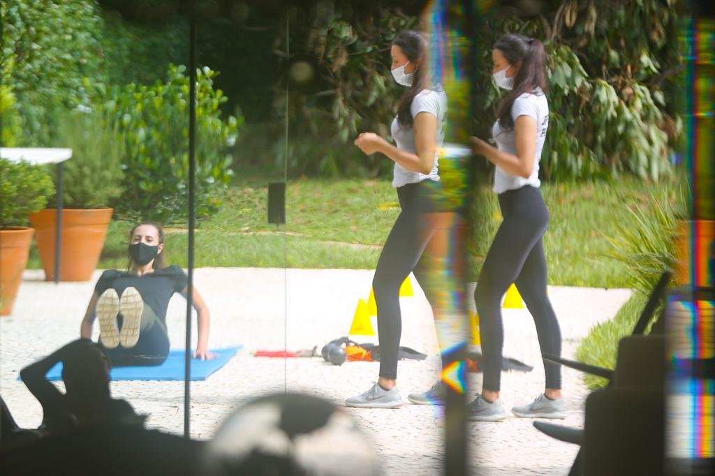 Aula da personal trainer Ariana Villacorta para Isadora Amaral em sua residência