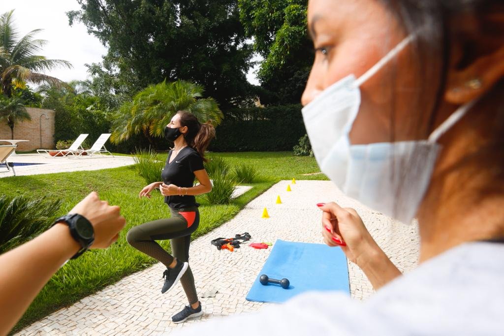 Aula da personal trainer Ariana Villacorta para Isadora Amaral em sua residência