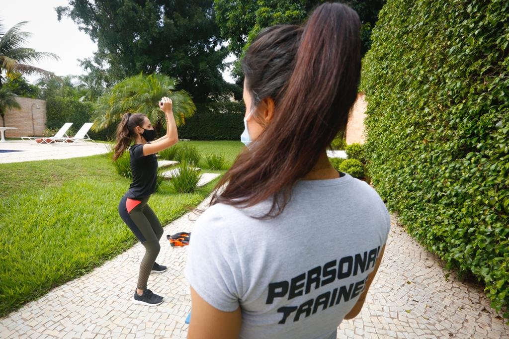 Aula da personal trainer Ariana Villacorta para Isadora Amaral em sua residência