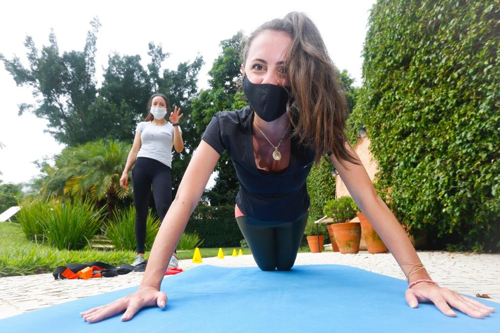 Aula da personal trainer Ariana Villacorta para Isadora Amaral em sua residência