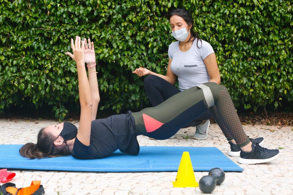 Aula da personal trainer Ariana Villacorta para Isadora Amaral em sua residência