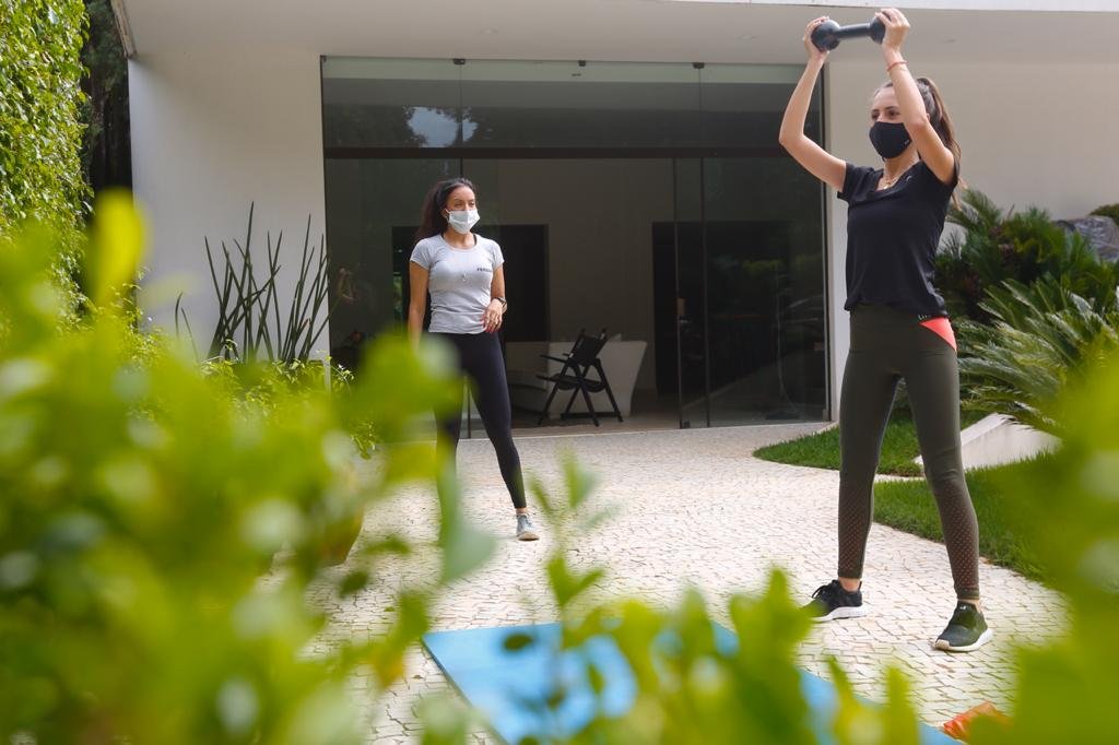 Aula da personal trainer Ariana Villacorta para Isadora Amaral em sua residência