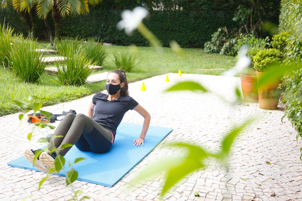 Aula da personal trainer Ariana Villacorta para Isadora Amaral em sua residência