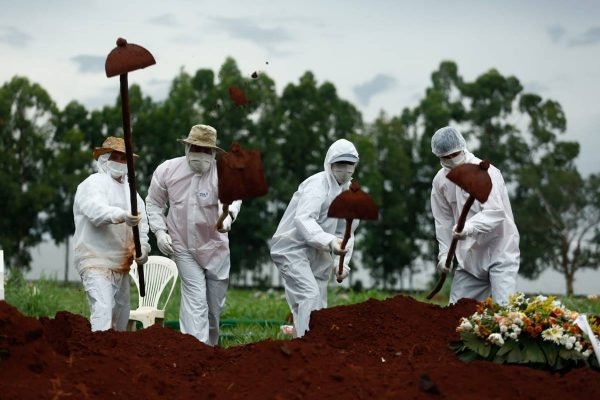 coveiros de cemitério de goiânia usam roupas especiais para enterrar vítimas da covid-19 em goiás