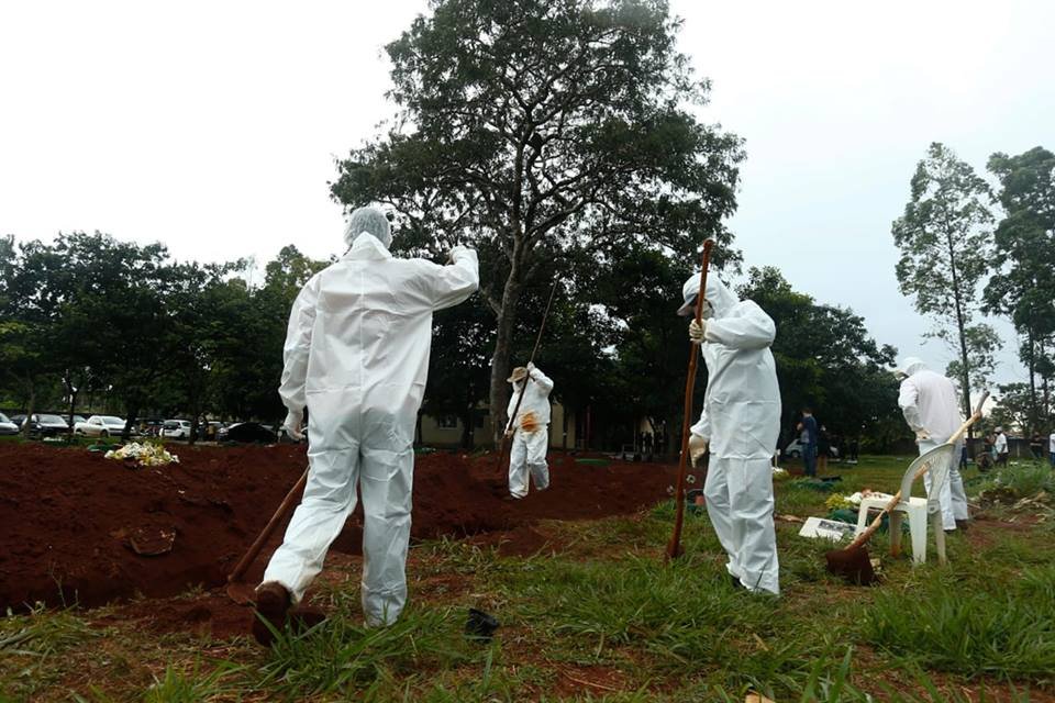 coveiros de cemitério de goiânia usam roupas especiais para enterrar vítimas da covid-19 em goiás