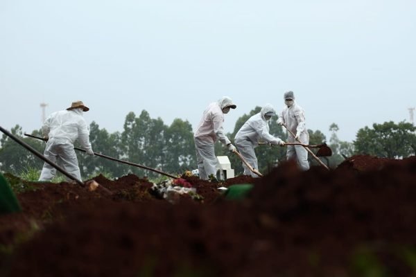 coveiros de cemitério de goiânia usam roupas especiais para enterrar vítimas da covid-19 em goiás