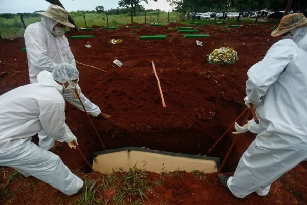 coveiros de cemitério de goiânia usam roupas especiais para enterrar vítimas da covid-19 em goiás