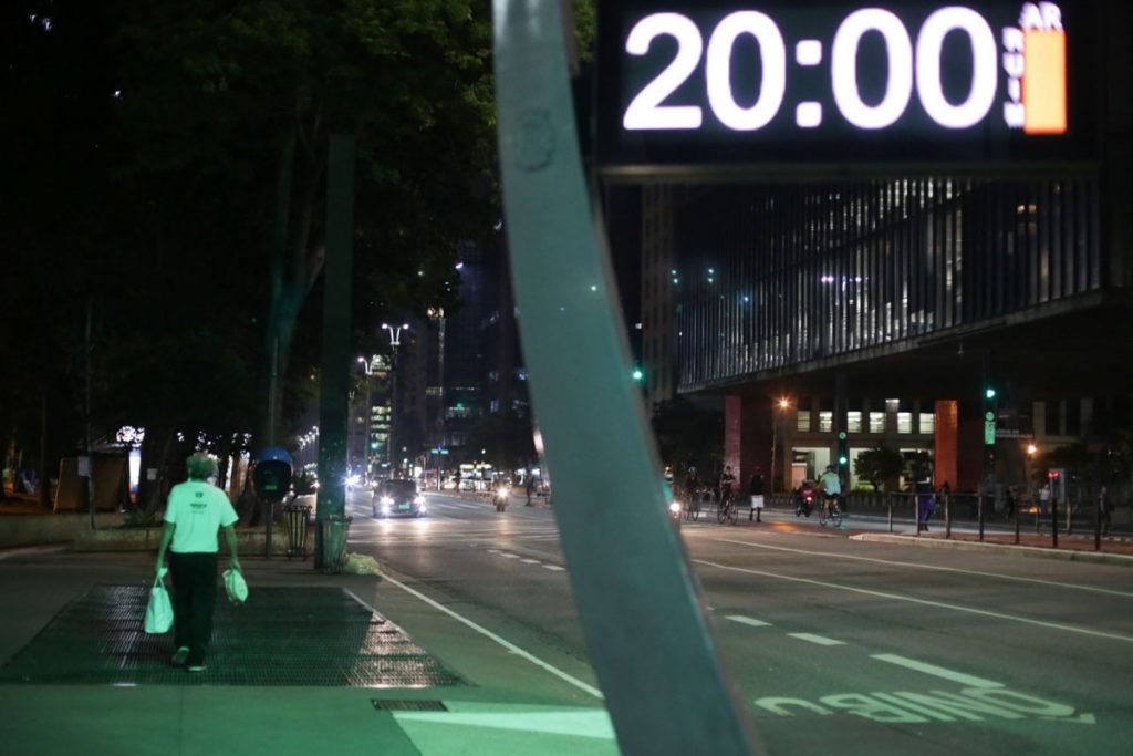 Movimentação no primeiro dia da fase emergencial na cidade de São Paulo, nesta noite de segunda-feira