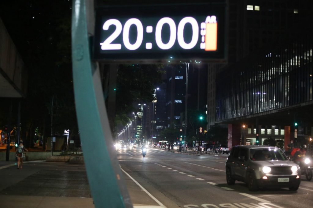 Movimentação no primeiro dia da fase emergencial na cidade de São Paulo, nesta noite de segunda-feira
