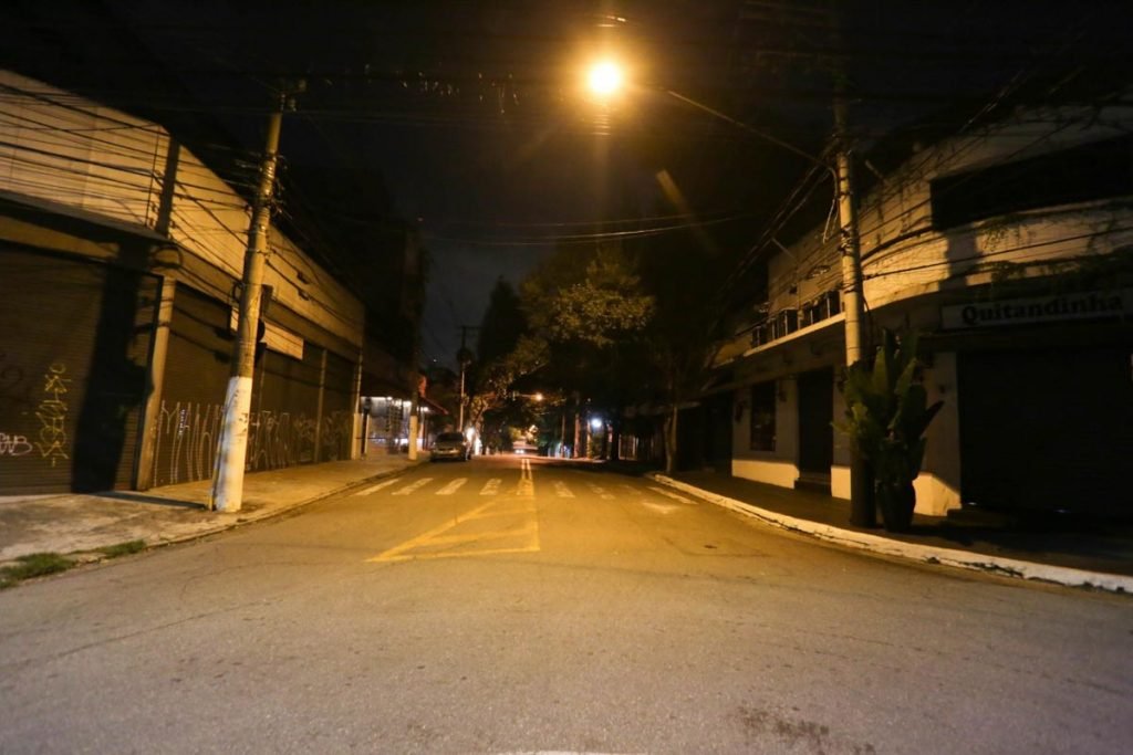 Movimentação no primeiro dia da fase emergencial na cidade de São Paulo, nesta noite de segunda-feira