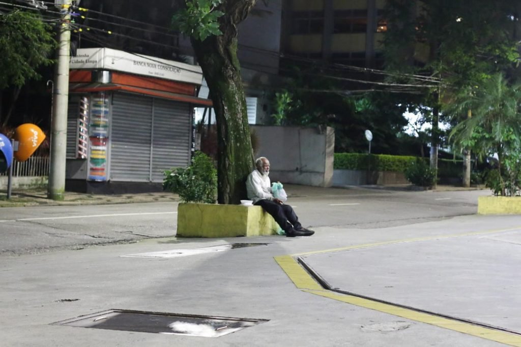 Movimentação no primeiro dia da fase emergencial na cidade de São Paulo, nesta noite de segunda-feira