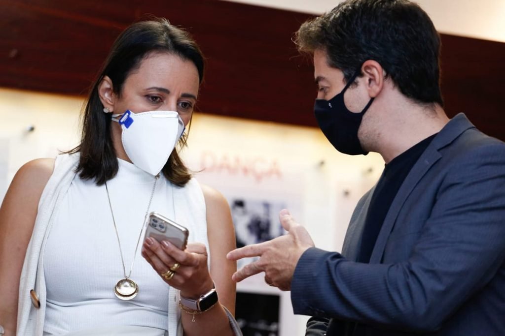 Secretário de Saúde de Goiás, Ismael Alexandrino e a superintendente de Vigilância em Saúde, Flúvia Amorim, durante apresentação de novas medidas contra a Covid-19