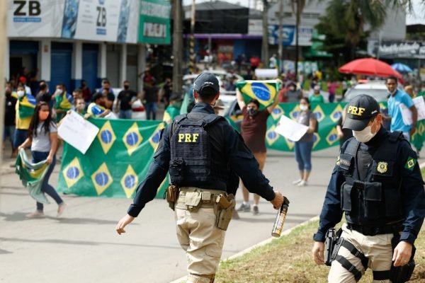 PRF usa gás lacrimogênio para afastar os simpatizantes do presidente Jair Bolsonaro, contrários a medidas de isolamento 9