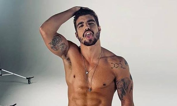 Foto colorida de Caio Castro sem camisa - Metrópoles