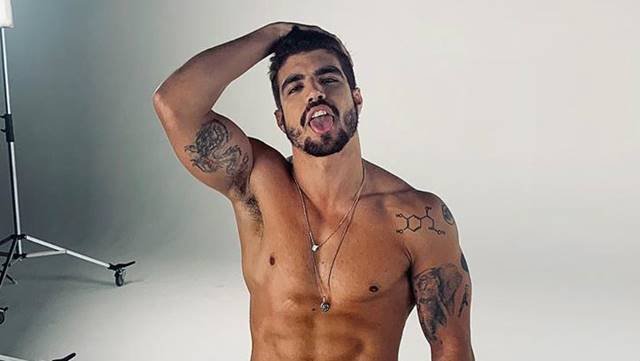 Colorful photo of Caio Castro without shirt - Metropolis