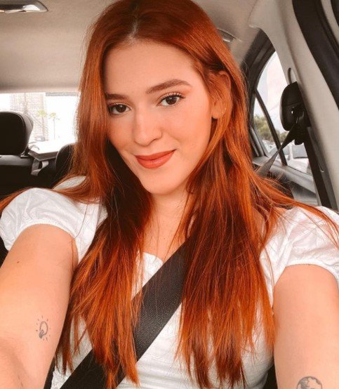 ana clara lima foto no carro