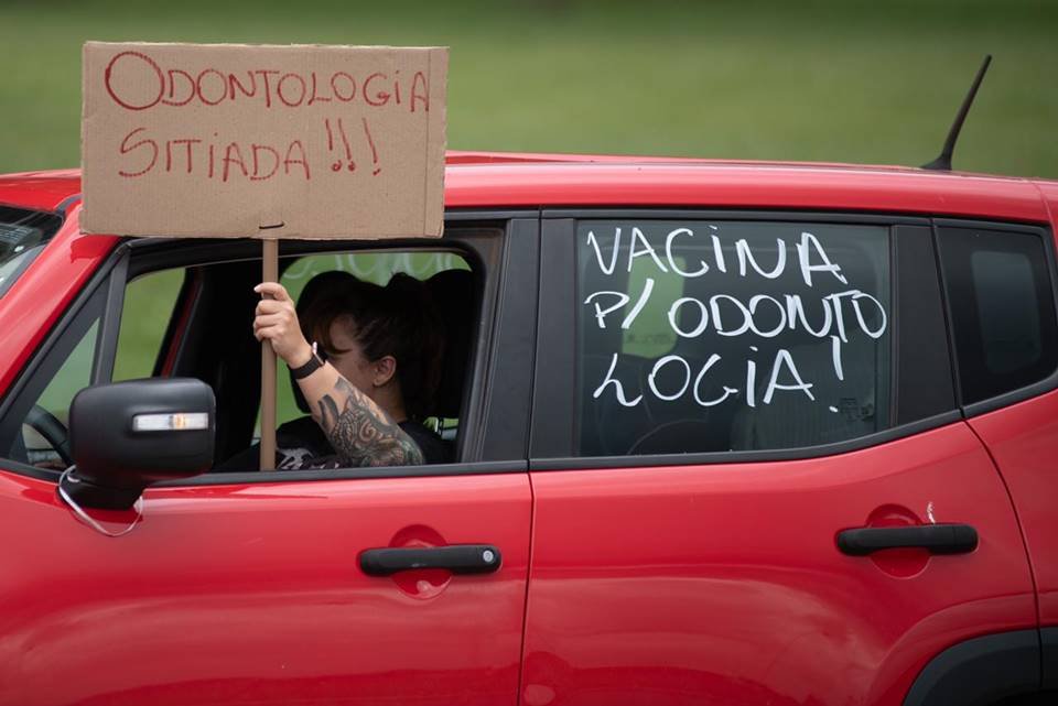 Dentistas protestam por vacina no DF