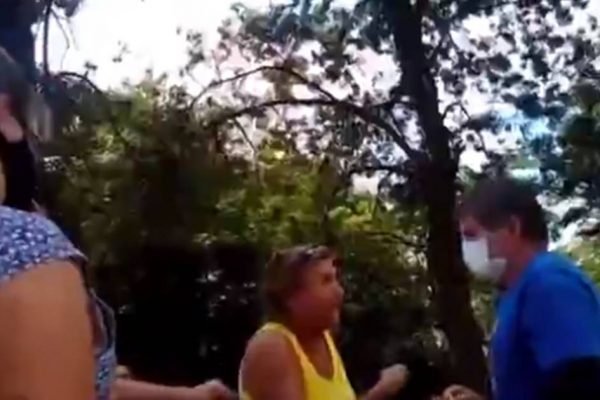 Idosa se recusa a usar máscara e chama fiscais de moleques