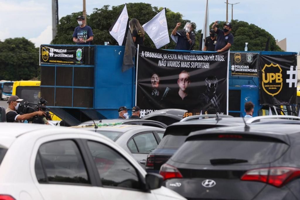 Policiais fazem carreata no DF contra aprovação da PEC emergencial