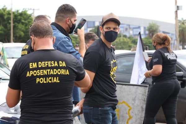 Policiais fazem carreata no DF contra aprovação da PEC emergencial