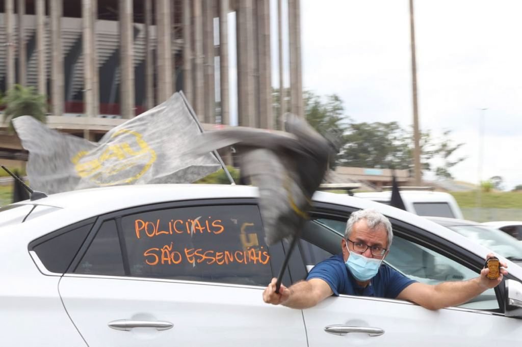 Policiais fazem carreata no DF contra aprovação da PEC emergencial