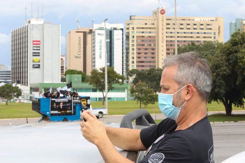Policiais fazem carreata no DF contra aprovação da PEC emergencial