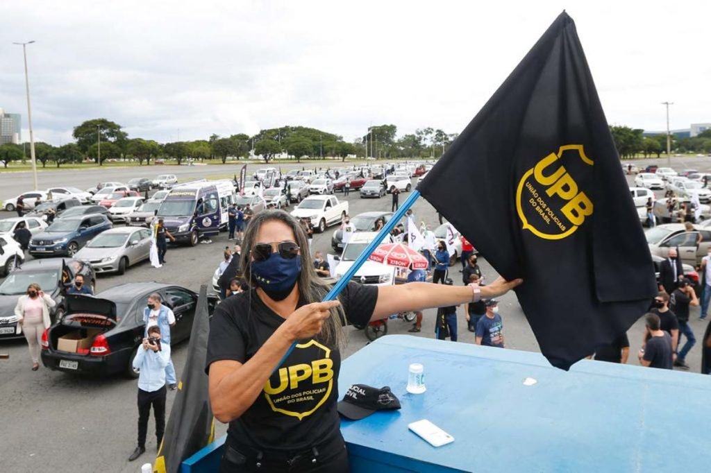Policiais fazem carreata no DF contra aprovação da PEC emergencial